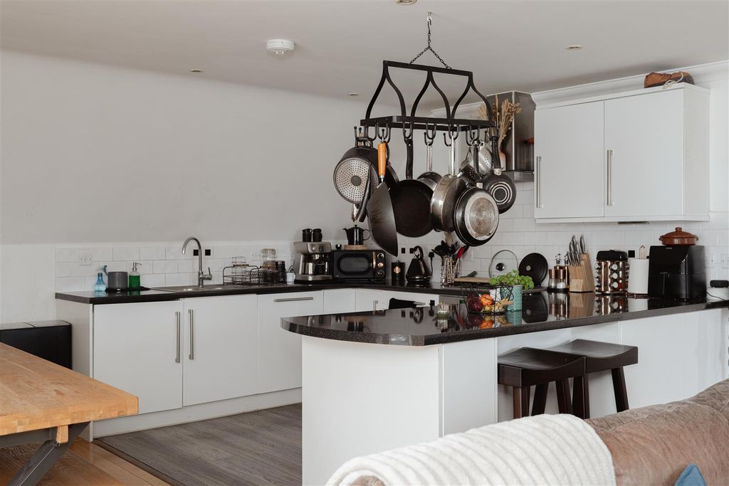 Additional image 6 of 2 bed flat for saleCoulsdon Road, Caterham CR3