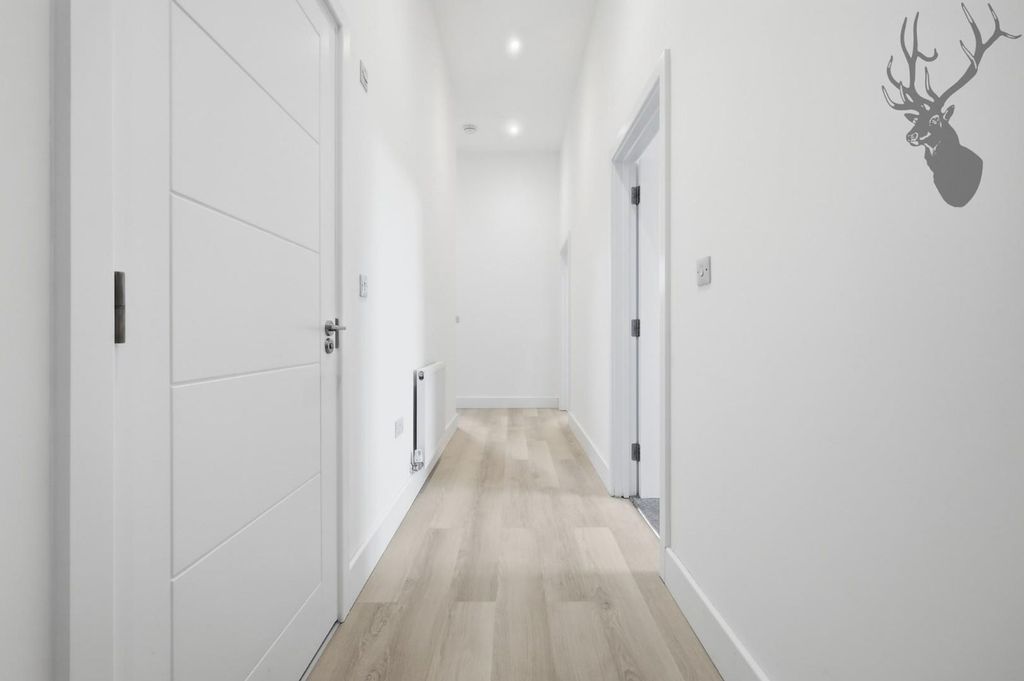Additional image 4 of 2 bed flat for saleThe Oaks, Chigwell IG7