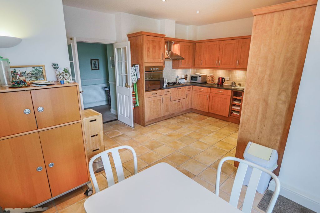 Additional image 7 of 2 bed flat for saleColdstream Road, Caterham CR3