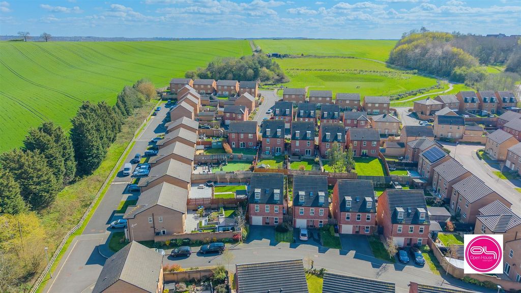 5 bed detached house for saleClaymills Close, Burton-On-Trent DE15