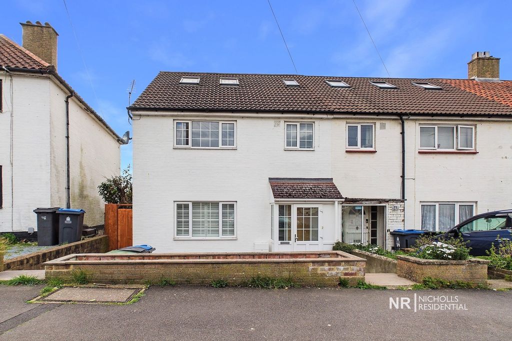 4 bed end terrace house for saleStormont Way, Chessington, Surrey. KT9