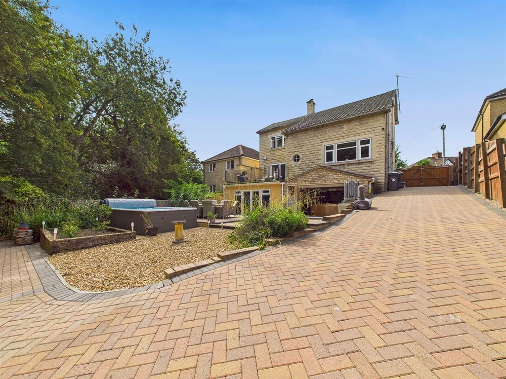 4 bed detached house for salePlantation Road, Chippenham SN14
