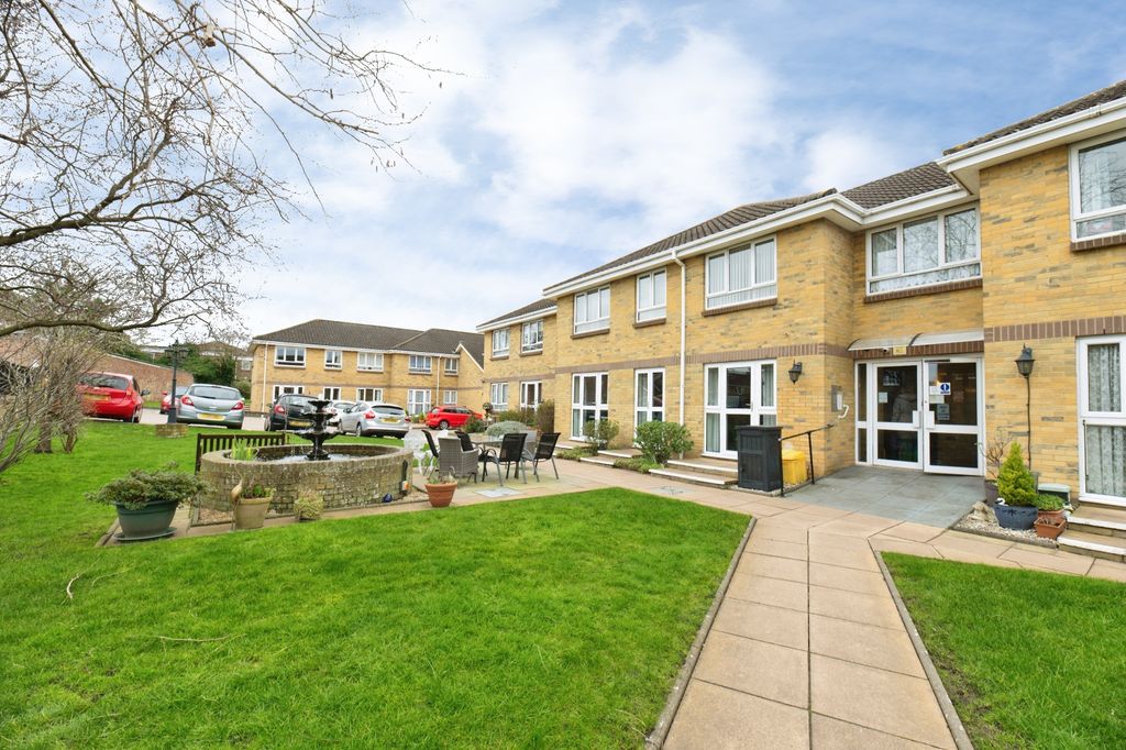 2 bed flat for sale87 Clayton Road, Chessington KT9