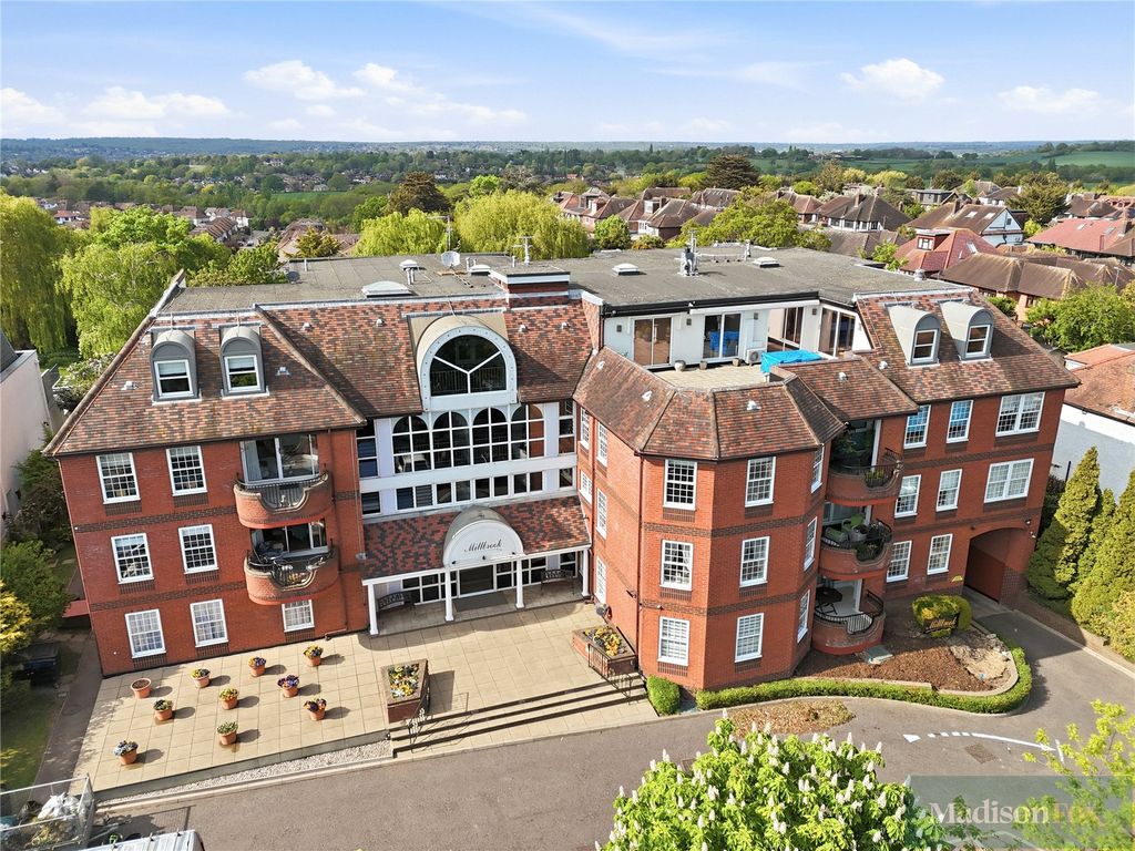 2 bed flat for saleManor Road, Chigwell, Essex IG7