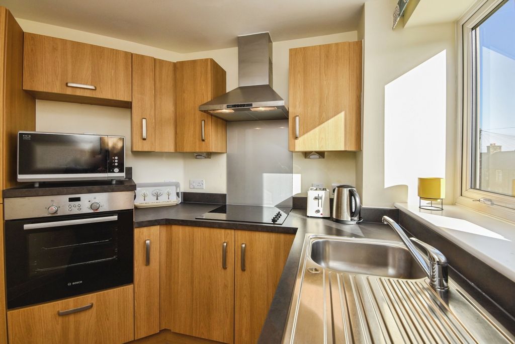 2 bed flat for saleLancaster Road, Carnforth, Lancashire LA5 photo 5