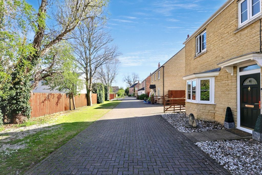Additional image 2 of 4 bed detached house for sale4 Hatwell Row, Carterton OX18