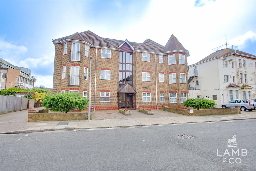 2 bed flat for saleHarold Road, Clacton-On-Sea CO15