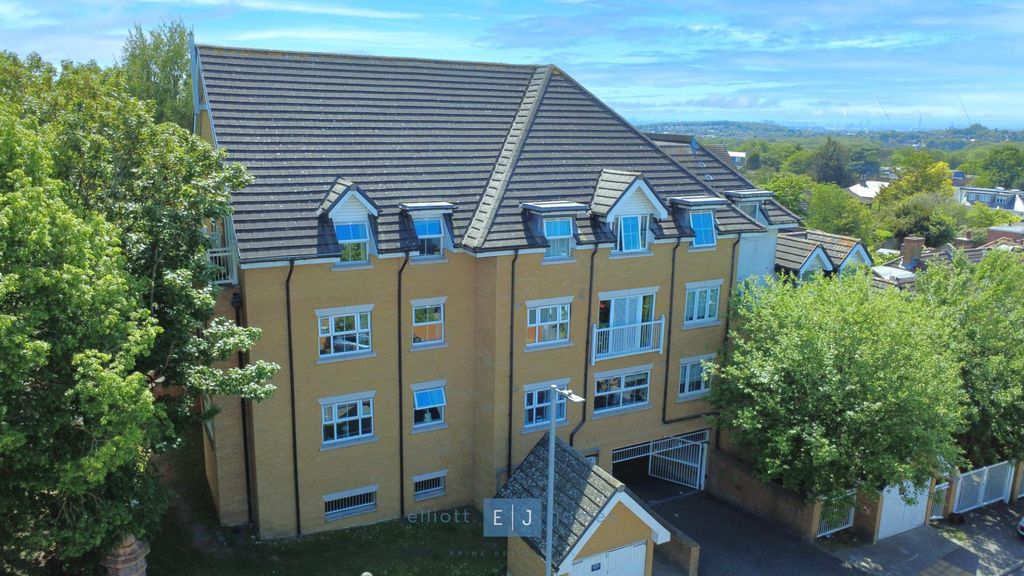 2 bed flat for saleStag Lane, Buckhurst Hill IG9
