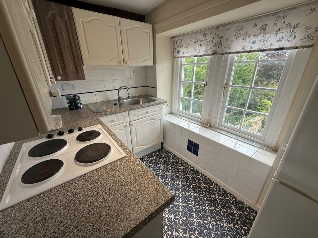 2 bed flat for saleThe Green, Calne SN11 photo 5