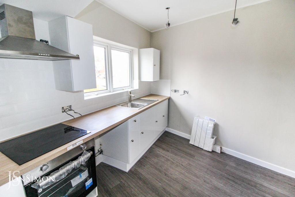 2 bed flat for saleWalmersley Old Road, Walmersley, Bury BL9 photo 5