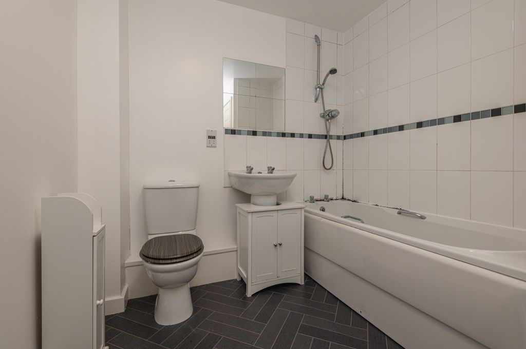 Additional image 8 of 2 bed flat for saleCastle Grove, Pontefract WF8