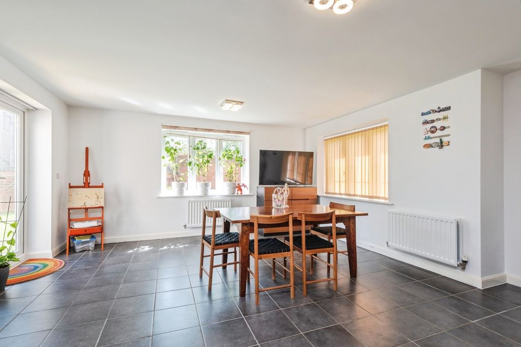 Additional image 6 of 5 bed detached house for saleTurnpin Close, Buckingham, Buckinghamshire MK18