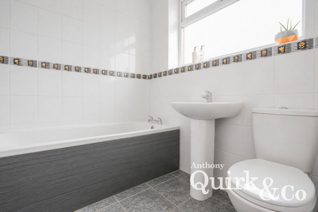 Additional image 5 of 2 bed flat for saleMornington Cresent, Canvey Island SS8
