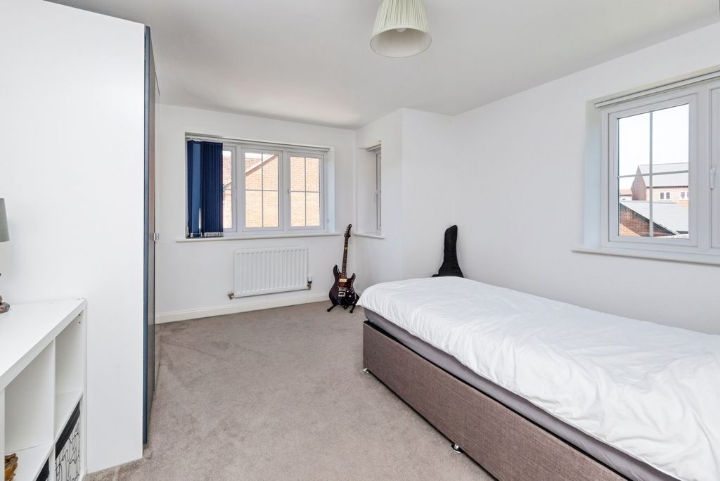 Additional image 16 of 5 bed detached house for saleTurnpin Close, Buckingham, Buckinghamshire MK18