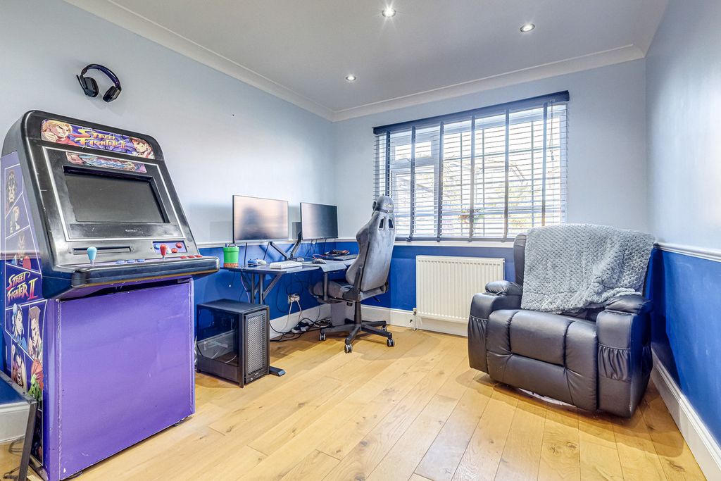 Additional image 7 of 5 bed semi-detached house for saleLylt Road, Canvey Island SS8