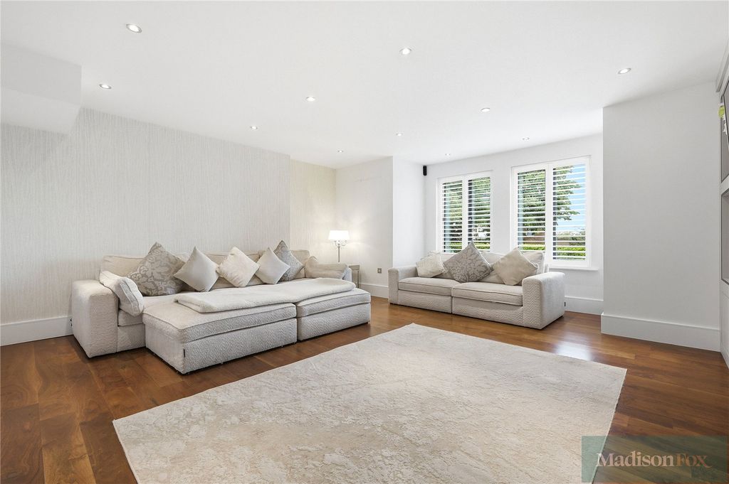 Additional image 5 of 2 bed flat for saleHigh Road, Chigwell, Essex IG7