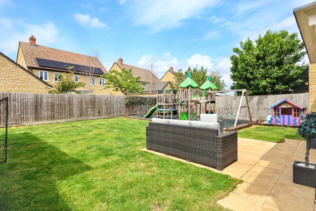 Additional image 31 of 4 bed detached house for sale71 Swinbrook Road, Carterton OX18