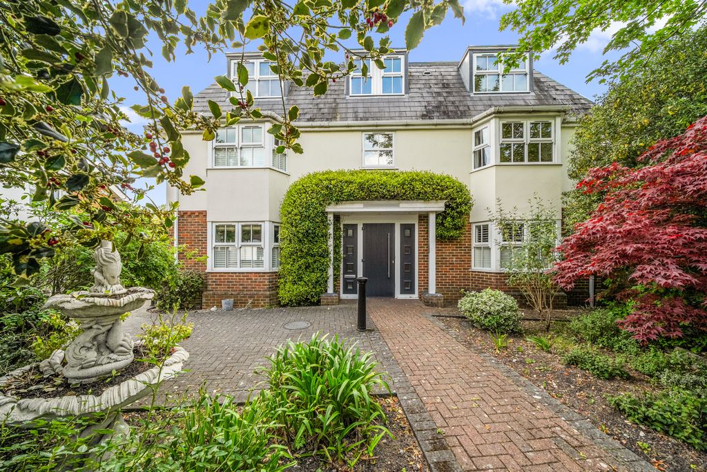 2 bed flat for saleChertsey, Surrey KT16