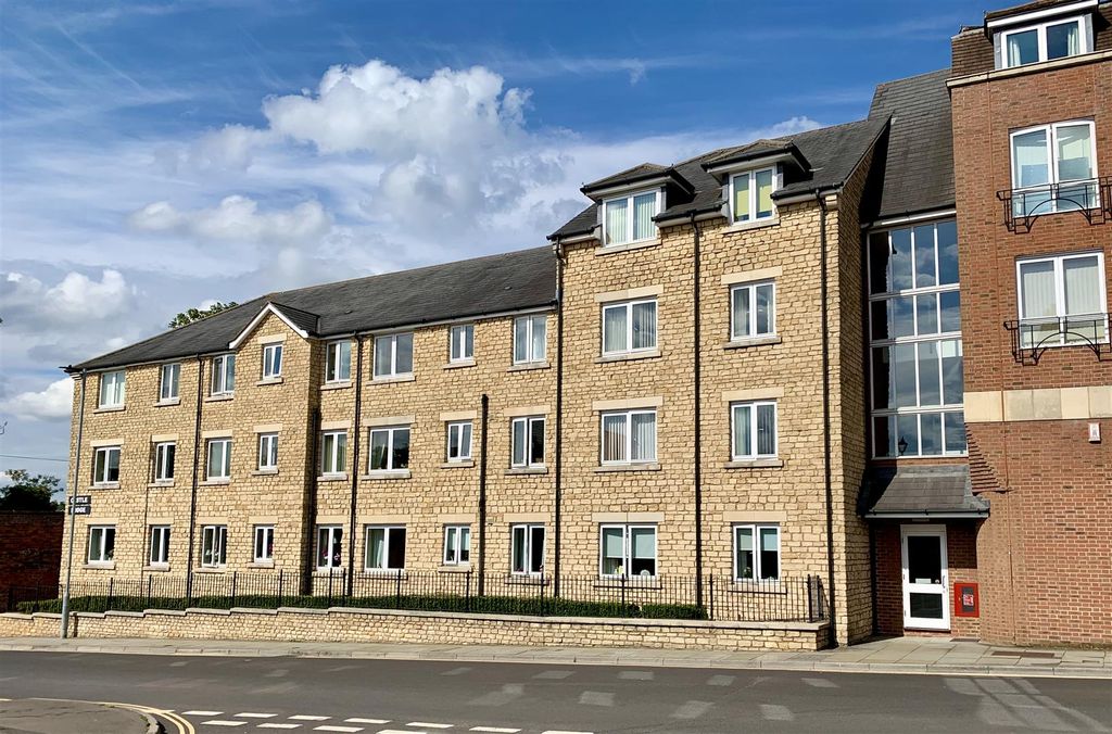 Additional image 2 of 2 bed flat for saleCastle Lodge, Chippenham SN15