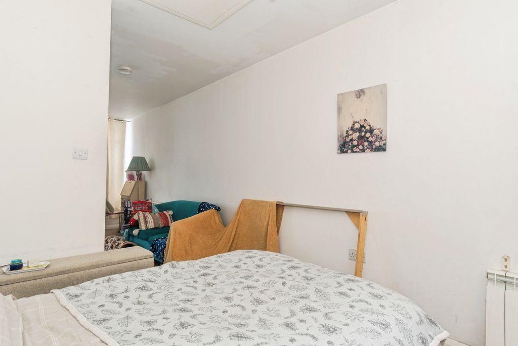 Additional image 12 of 2 bed flat for saleCommercial Street, Gunnislake PL18