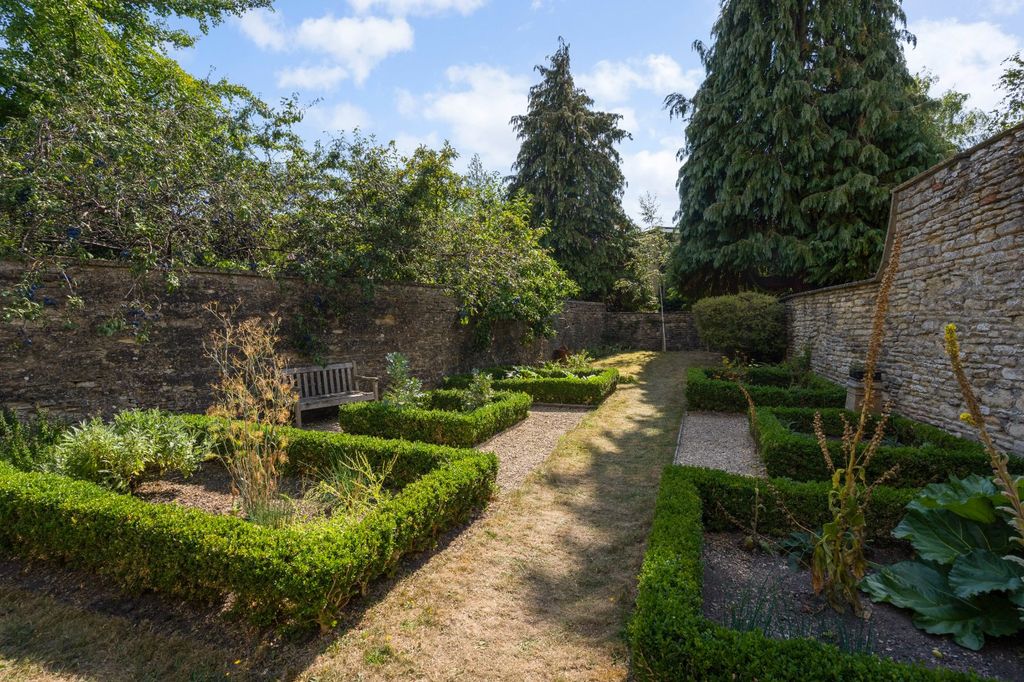 Additional image 9 of 10 bed town house for salePark Street, Cirencester, Gloucestershire GL7