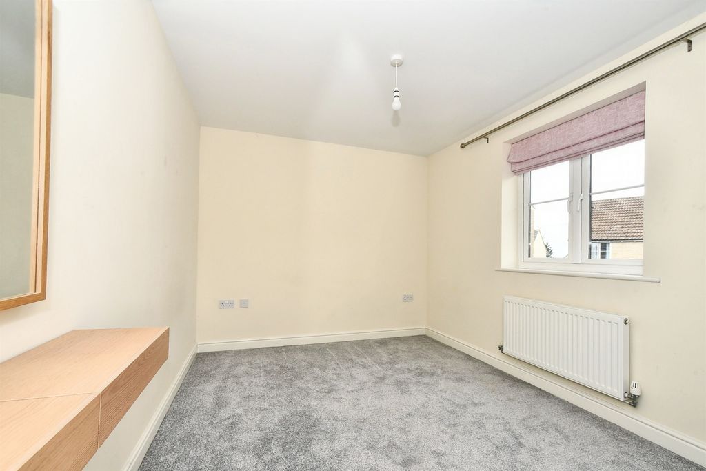 2 bed flat for saleNuthatch Road, Calne SN11 photo 5