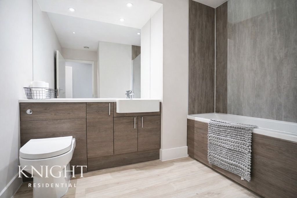 Additional image 11 of 2 bed flat for saleBergholt Road, Colchester CO4