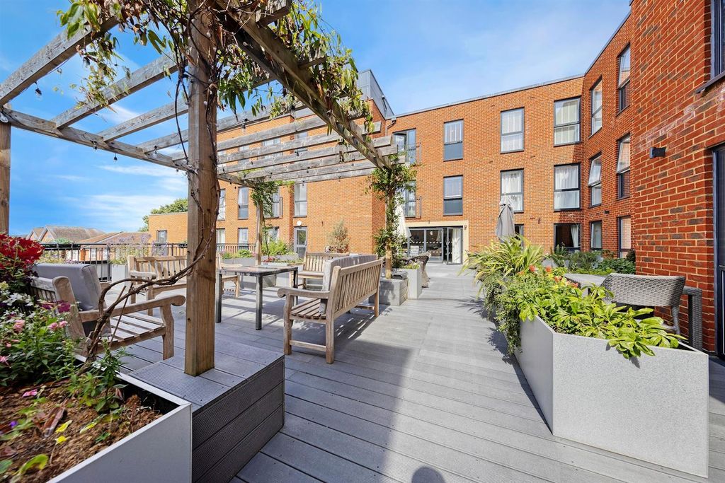 2 bed flat for saleHigh Street, Cobham KT11