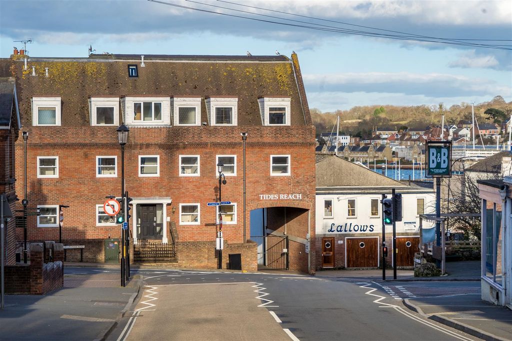 2 bed flat for saleWaterfront Apartment - Tides Reach, Cowes PO31 photo 3