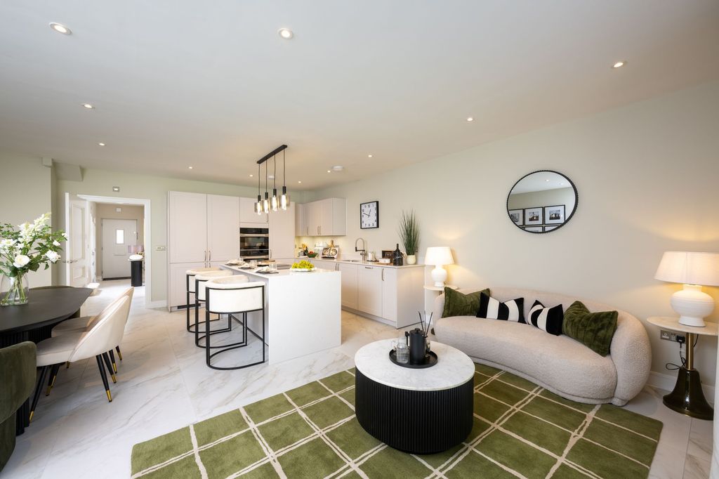 4 bed detached house for saleCranleigh GU6 photo 2