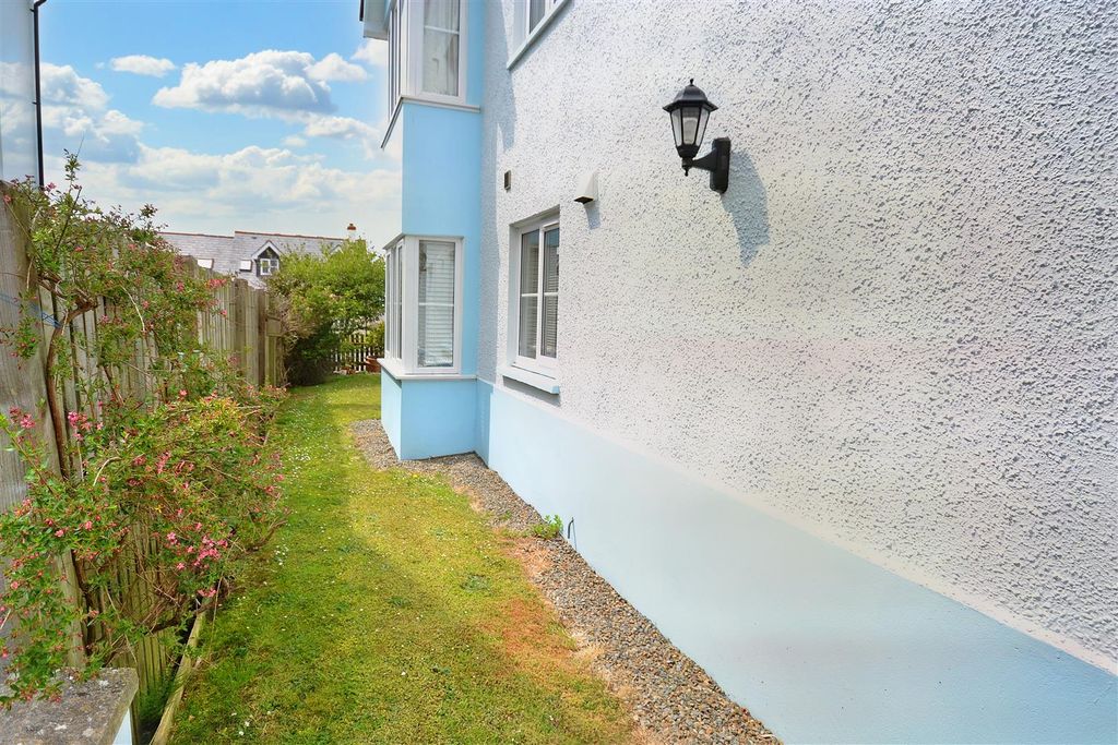 2 bed flat for salePuffin Way, Broad Haven, Haverfordwest SA62 photo 5