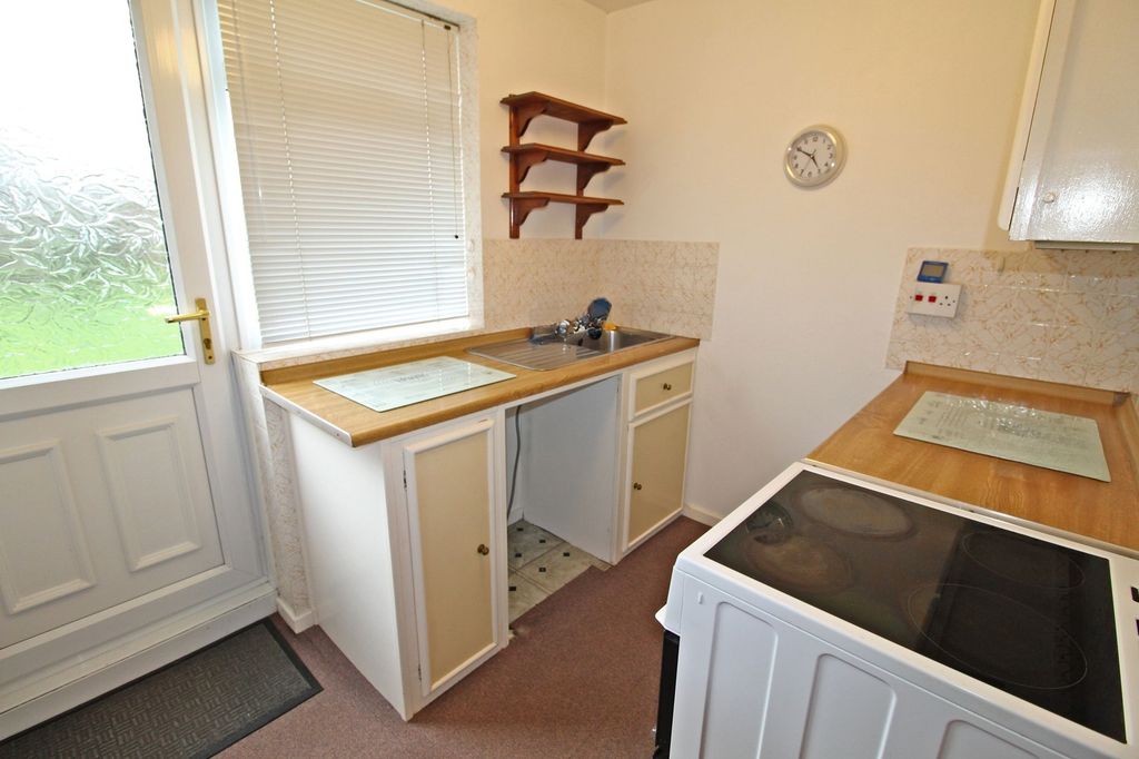 2 bed flat for saleBrookside, Dudley NE23 photo 3