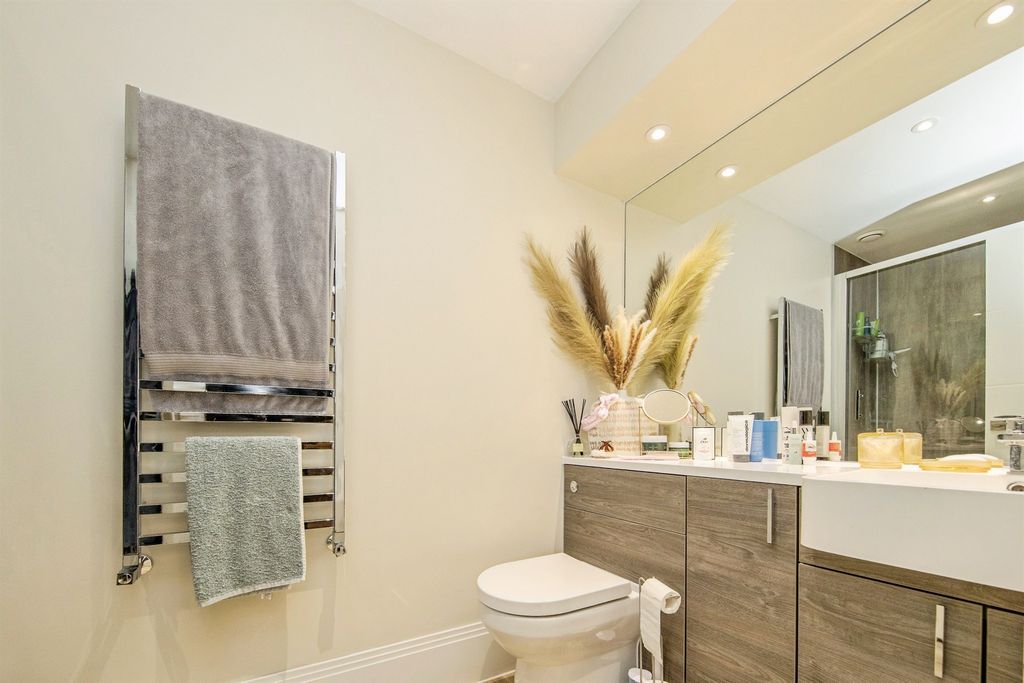 Additional image 15 of 2 bed flat for saleBergholt Road, Colchester CO4