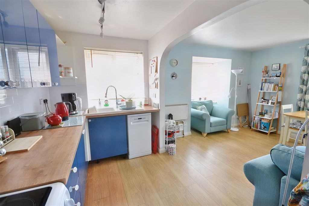 2 bed flat for salePuffin Way, Broad Haven, Haverfordwest SA62 photo 4