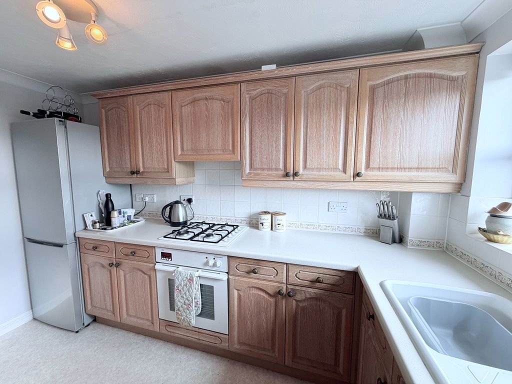 2 bed flat for saleRiverview Gardens, Cobham KT11 photo 5