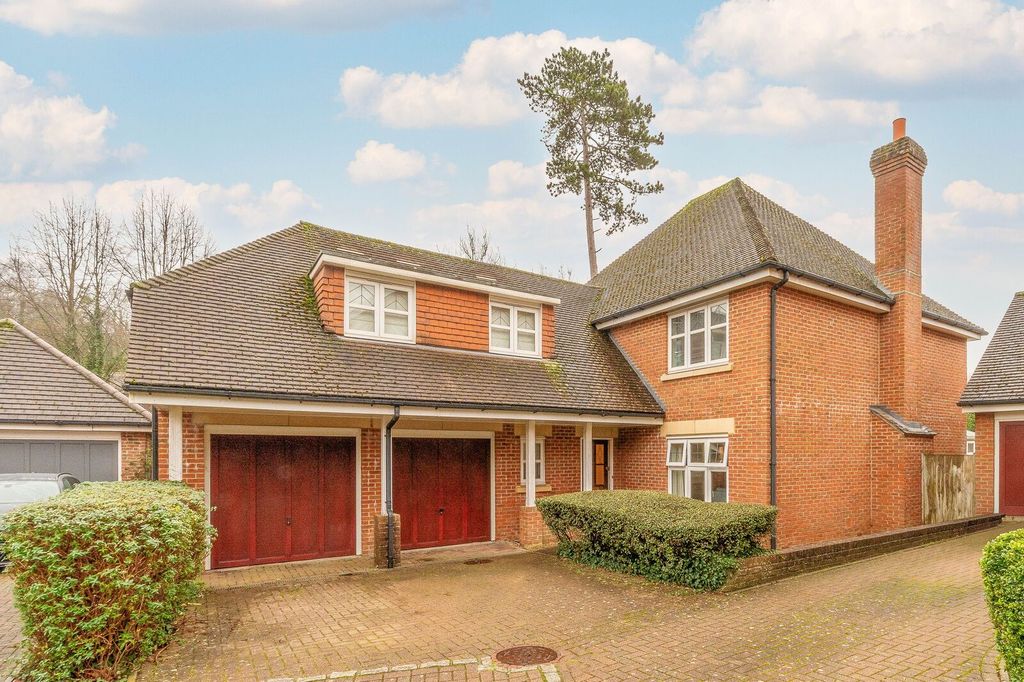 5 bed detached house for saleWater Mead, Coulsdon, Chipstead CR5