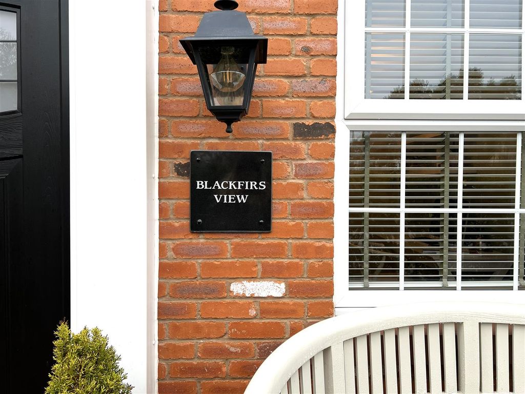 4 bed detached house for saleYew Crescent, Somerford CW12 photo 4