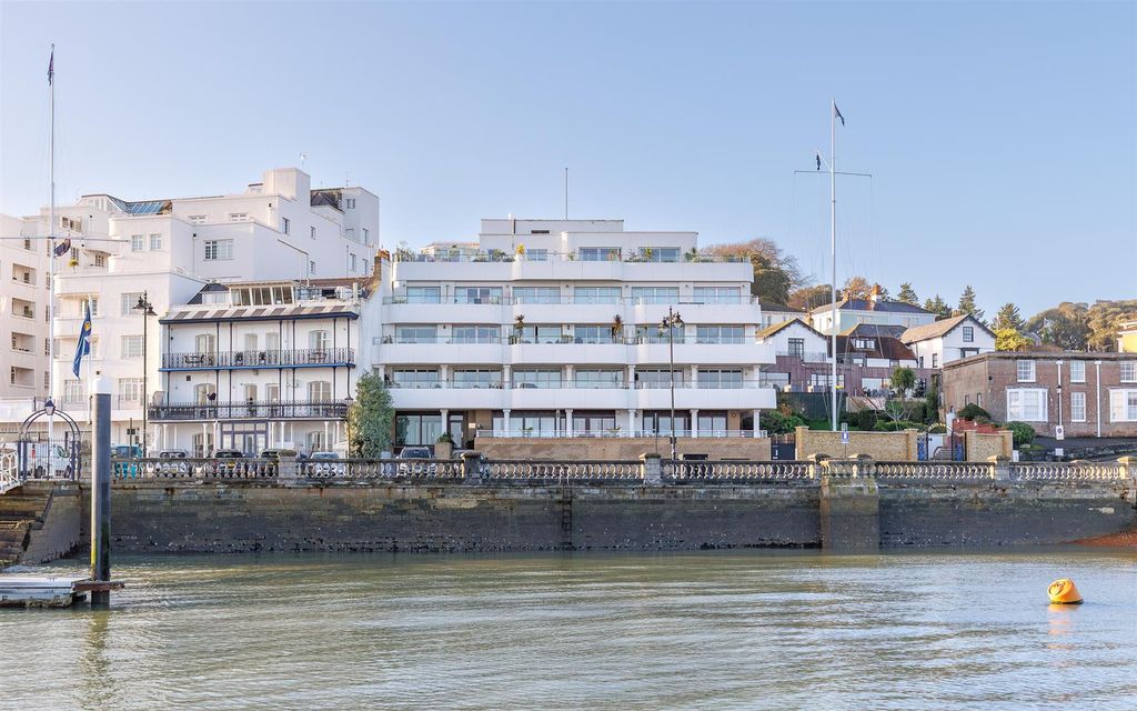 2 bed flat for saleThe Parade, Cowes PO31 photo 2