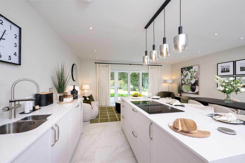 4 bed detached house for saleCranleigh GU6 photo 5