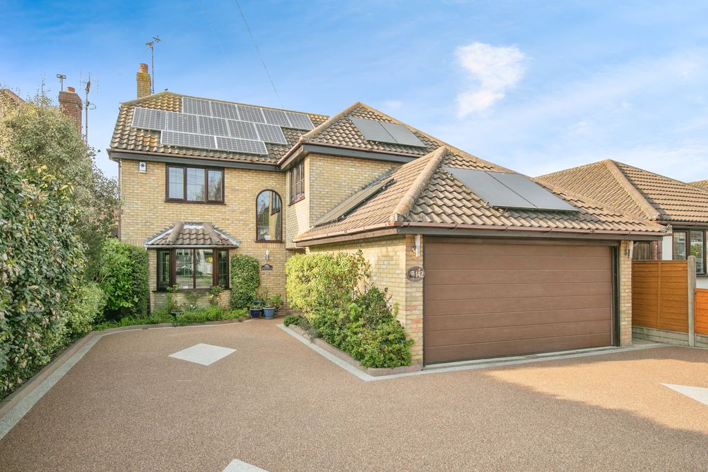 4 bed detached house for saleLeas Road, Clacton-On-Sea CO15