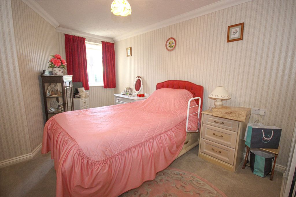 1 bed flat for saleThe Underfleet, Seaton, Devon EX12 photo 5