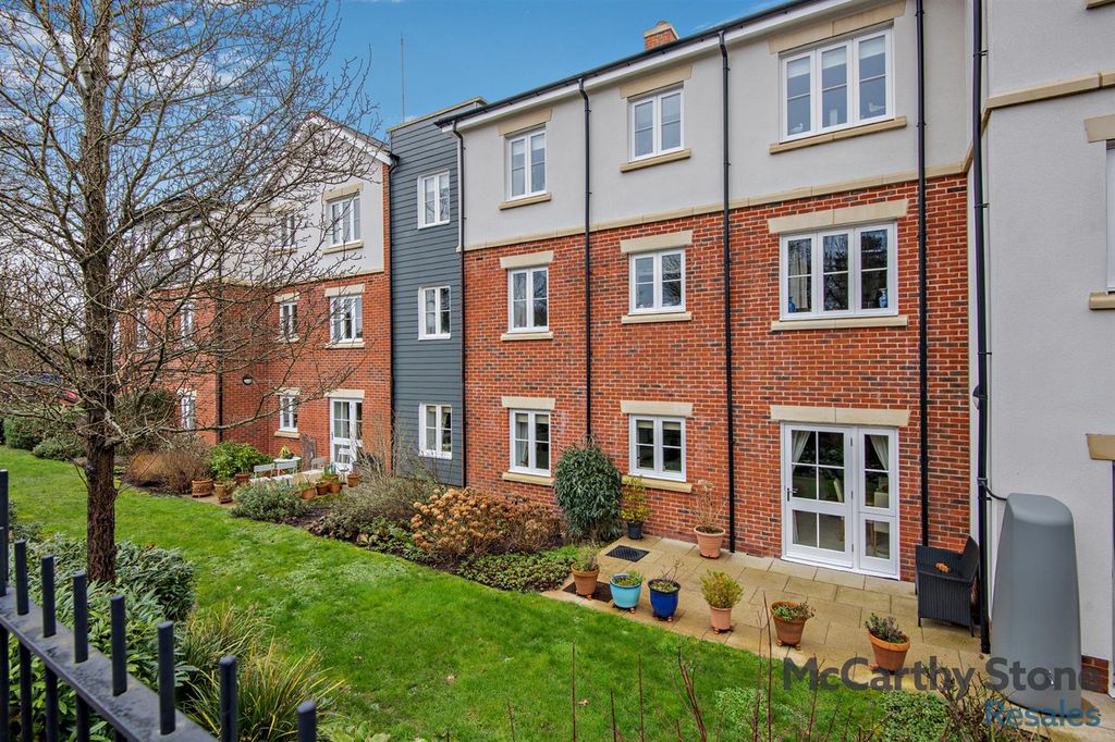 2 bed flat for saleHorsley Place, High Street, Cranbrook, Kent TN17