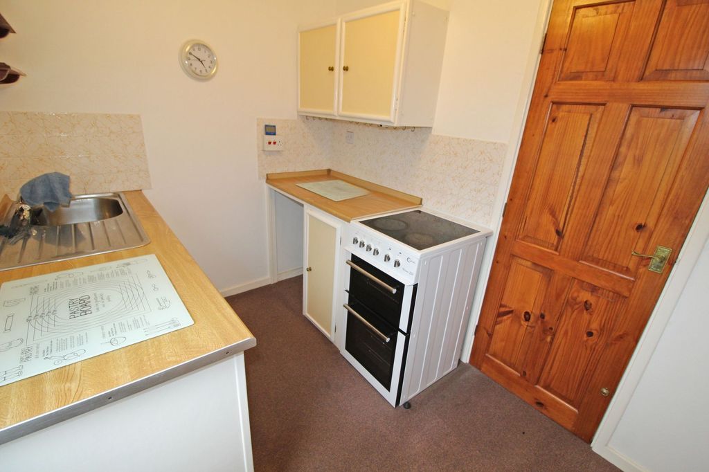 2 bed flat for saleBrookside, Dudley NE23 photo 2
