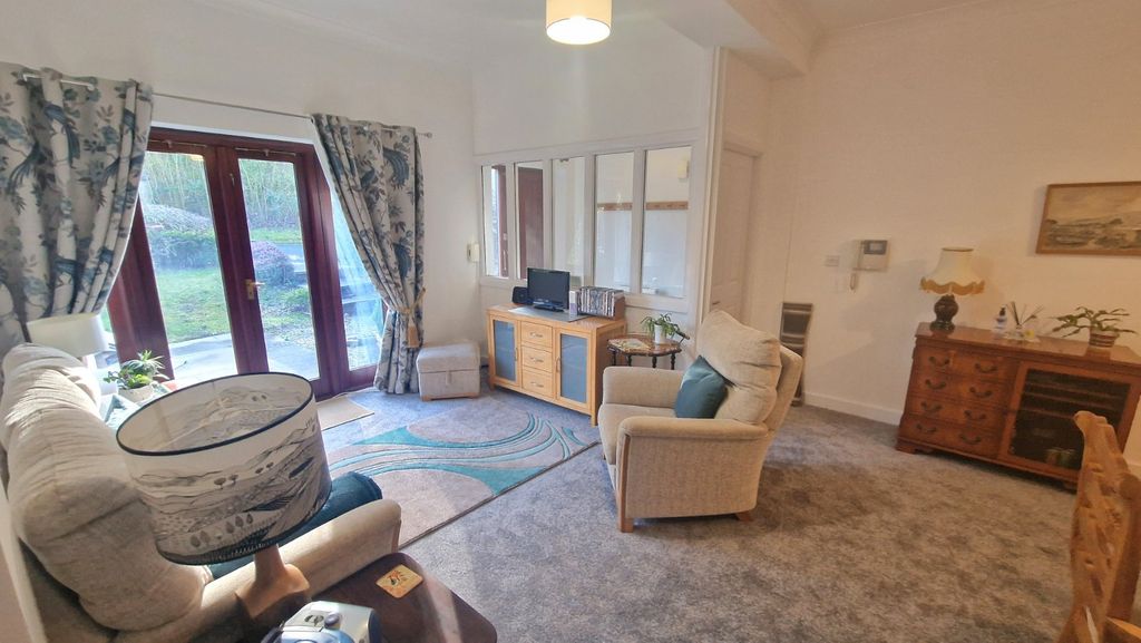 2 bed flat for saleStoneleigh Road, Bubbenhall, Coventry, Warwickshire CV8 photo 3