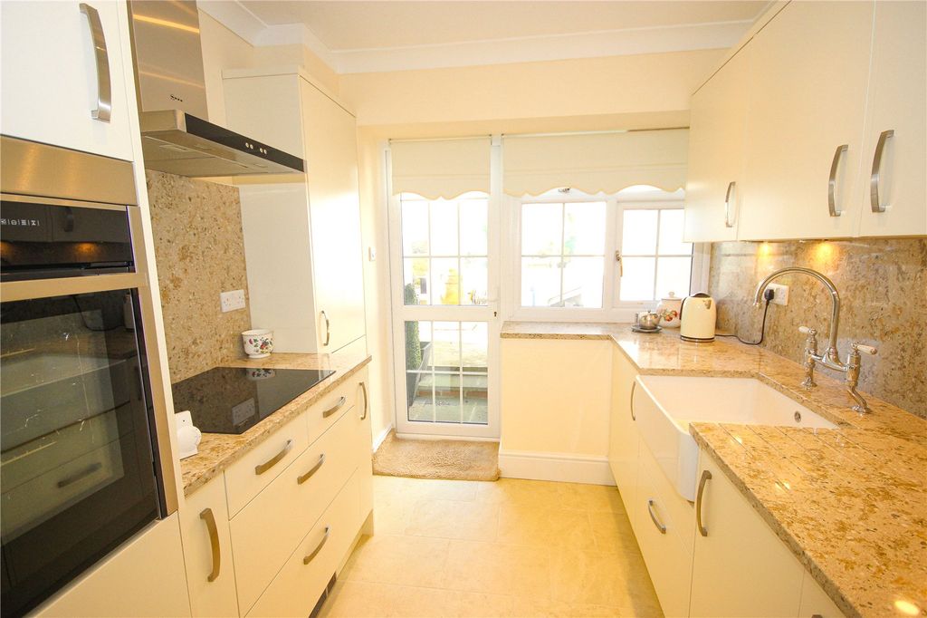 2 bed flat for saleWashington House, Castle Hill, Seaton, Devon EX12 photo 4