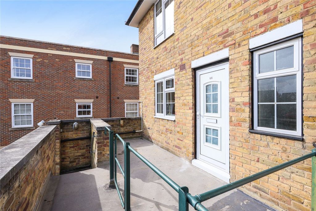Additional image 10 of 3 bed flat for salePortsmouth Road, Cobham, Surrey KT11