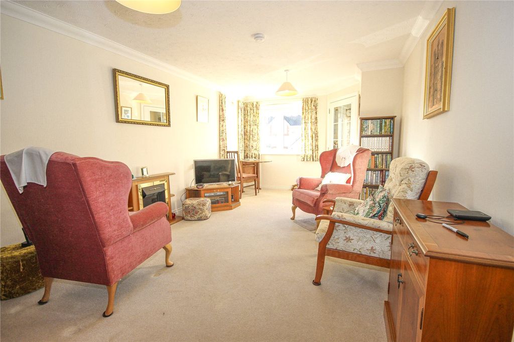1 bed flat for saleThe Underfleet, Seaton, Devon EX12 photo 2