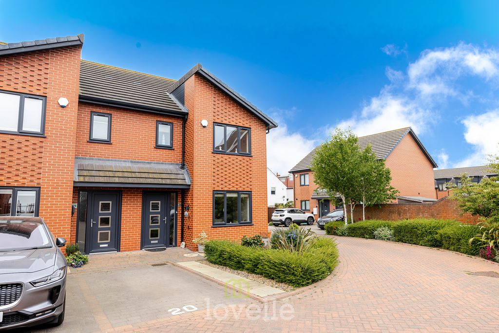 3 bed semi-detached house for saleWinter Gardens Close, Cleethorpes DN35