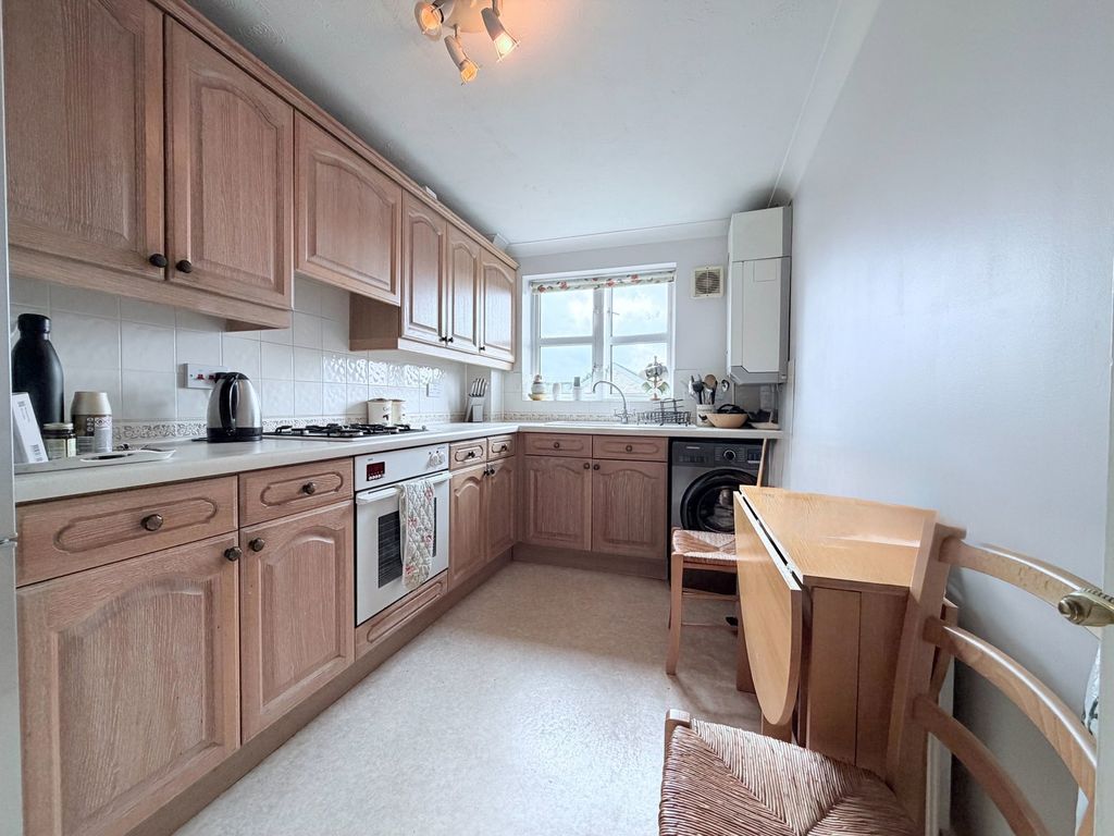 2 bed flat for saleRiverview Gardens, Cobham KT11 photo 4