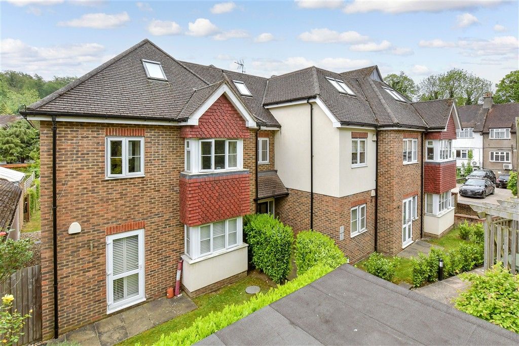2 bed flat for saleOutwood Lane, Chipstead, Surrey CR5